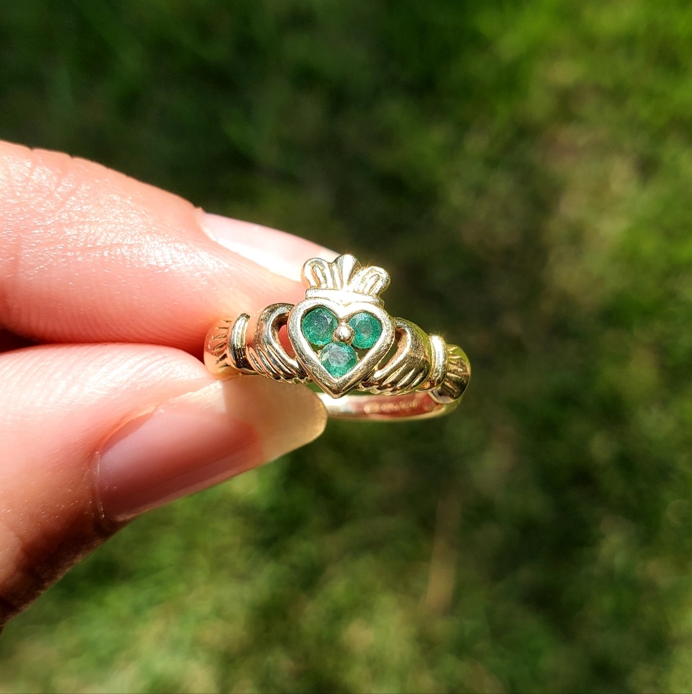 Solvar Genuine Emerald Claddagh ~ 14k yellow gold